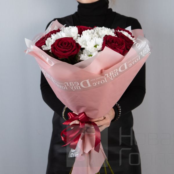 Букет из красных роз и белых хризантем