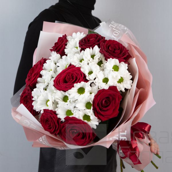 Букет из красных роз и белых хризантем