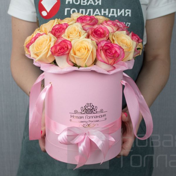 25 кремовых и розовых роз в розовой шляпной коробке LUX