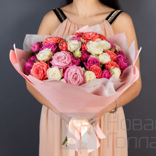 Букет 17 пионовидных кустовых роз 50 см ассорти