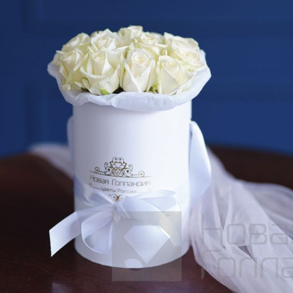 15 белых роз в маленькой белой шляпной коробке №192