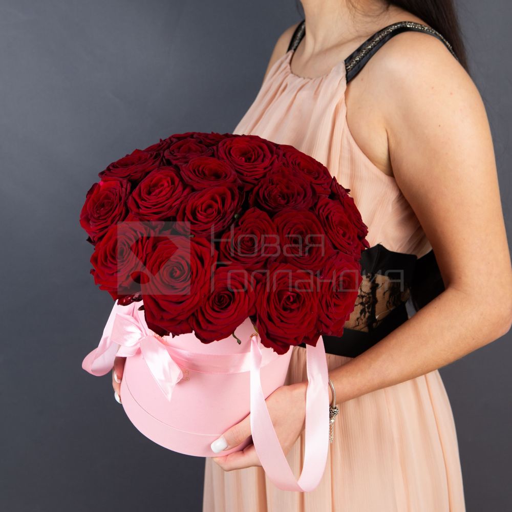 25 красных роз в розовой шляпной коробке №8