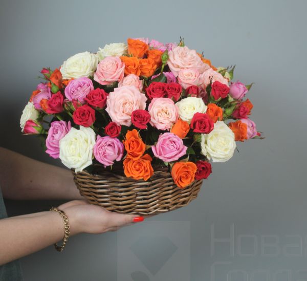 Композиция из 15 кустовых роз микс в маленькой корзине