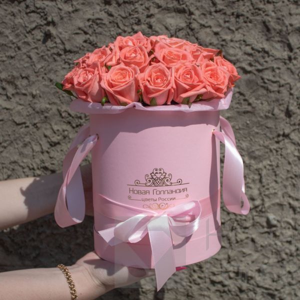 25 коралловых роз в розовой шляпной коробке