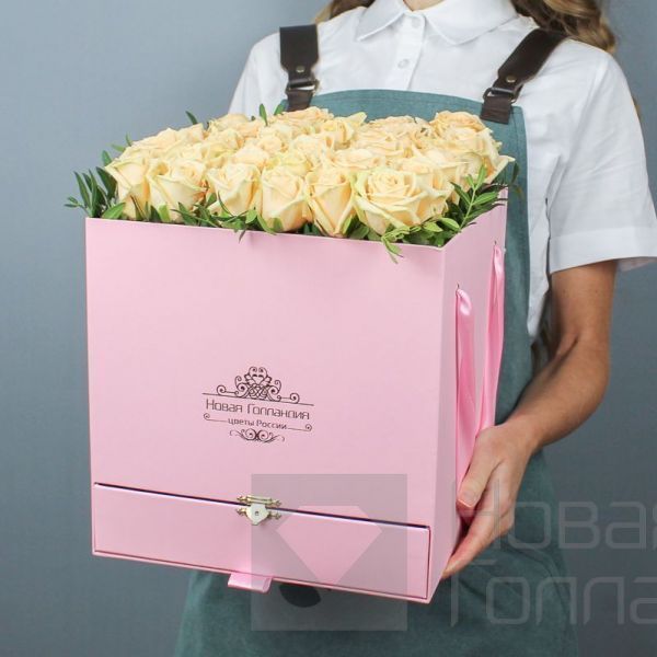 35 кремовых роз в большой розовой коробке шкатулке с макарунсами №471