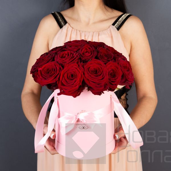 25 красных роз в розовой шляпной коробке №8