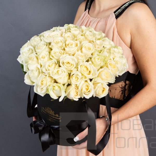 51 Белая роза в большой черной шляпной коробке №214