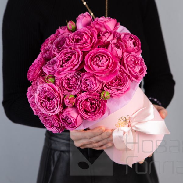 9 розовых кустовых пионовидных роз в маленькой розовой коробке №292