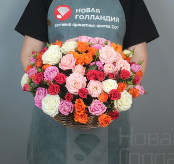 Композиция из 15 кустовых роз микс в маленькой корзине