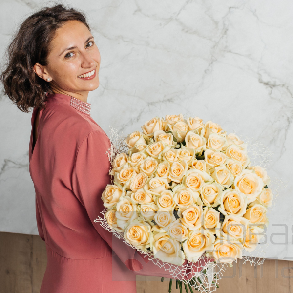 Букет 51 кремовая роза 40см.