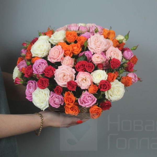 Композиция из 15 кустовых роз микс в маленькой корзине
