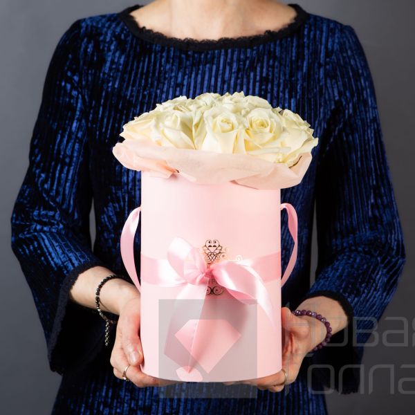 15 белых роз в маленькой розовой шляпной коробке №196