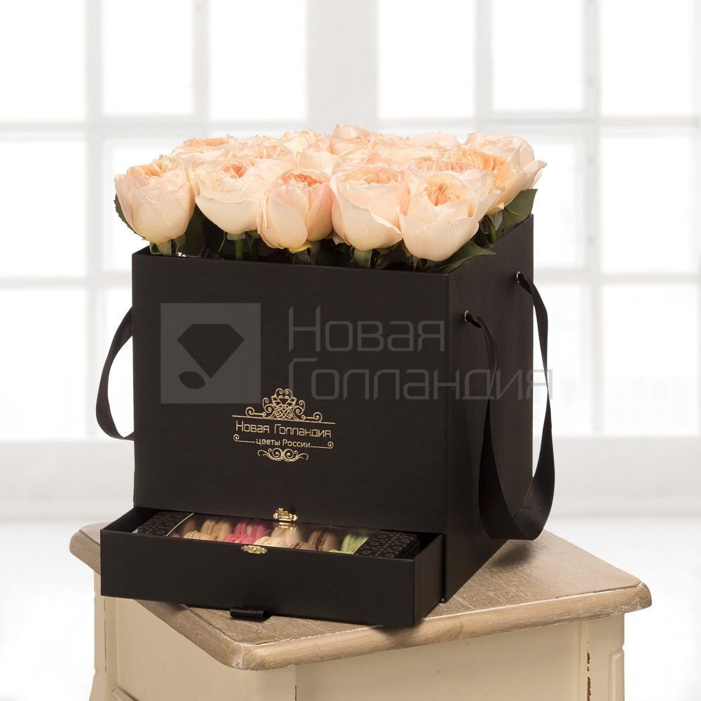 21 персиковая пионовидная роза Премиум в большой черной коробке шкатулке с макарунсами
