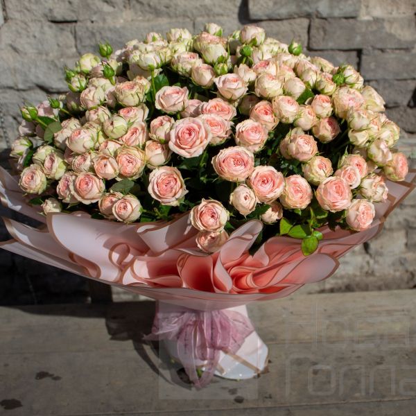 Букет 35 светлых кустовых пионовидных роз