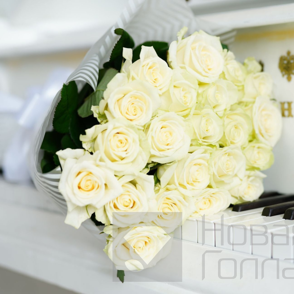Букет 25 белых роз 70см