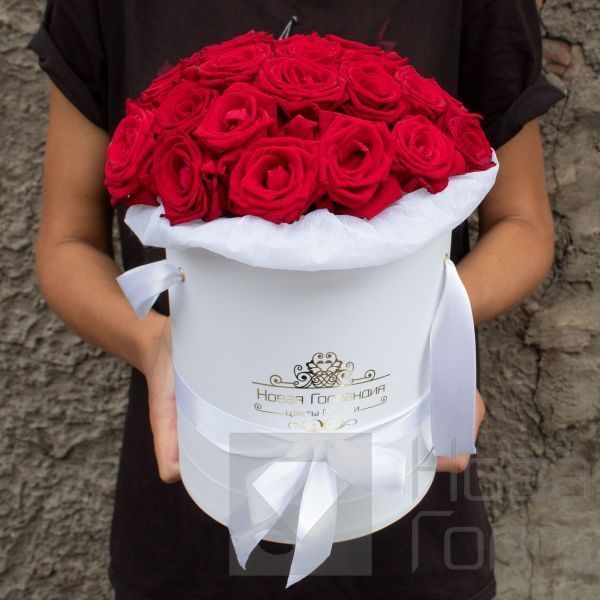 25 красных роз в белой шляпной коробке №173