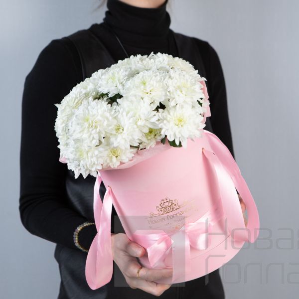 7 Белых хризантем в розовой шляпной коробке №78