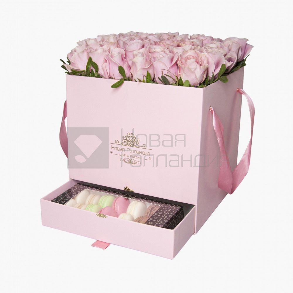 35 нежно-розовых роз в большой розовой коробке шкатулке с макарунсами №463