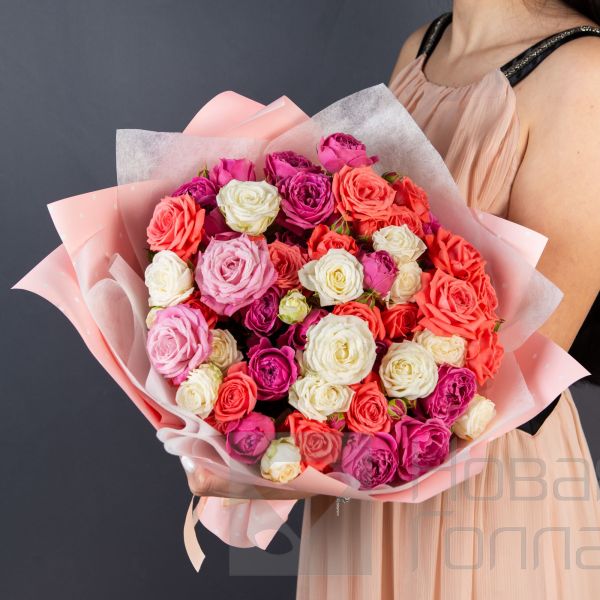 Букет 17 пионовидных кустовых роз 50 см ассорти