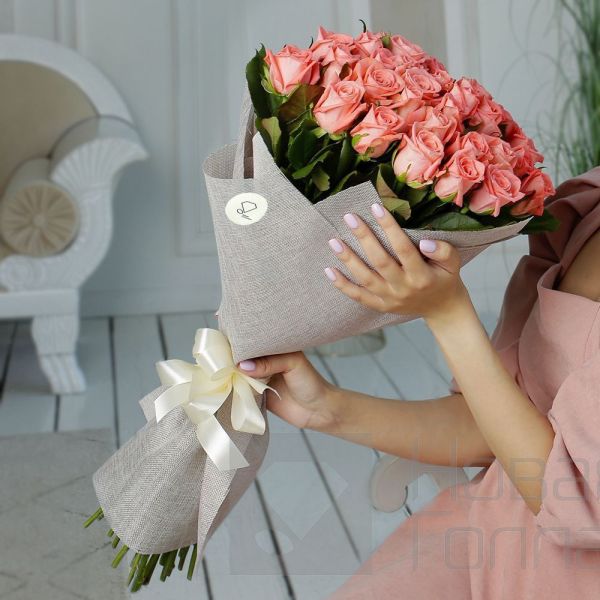 Букет 31 коралловая роза 60 см