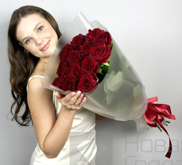 Букет 15 красных роз 50см