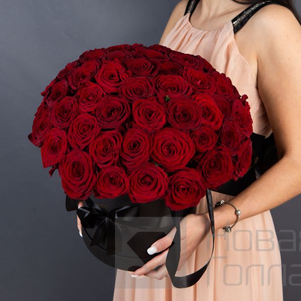 51 Красная роза в большой черной шляпной коробке №212