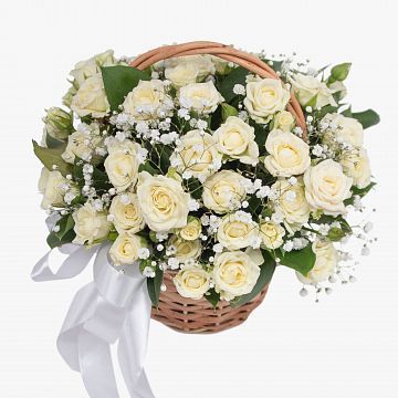Белая кустовая роза в корзине